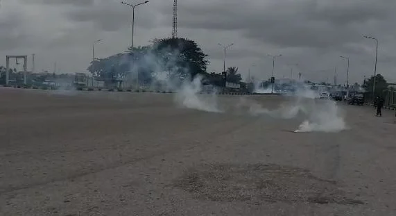 Police Fire Tear Gas at Lekki Tollgate During #EndSARS Memorial